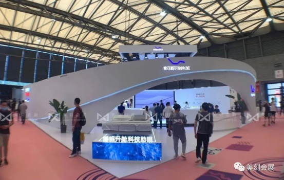 充滿科技感的設(shè)計(jì)加上智能電動床，索菲莉爾展臺搭建設(shè)計(jì)獲得大批關(guān)注